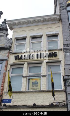 MECHELEN, BELGIEN, 1. AUGUST 2021: Außenansicht des Regionalbüros von Vlaams Belang in Mechelen. Vlaams Belang ist eine rechtsnationalistische Partei Stockfoto