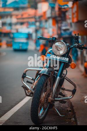 Royal Enfield parkte auf der Straßenseite Stockfoto