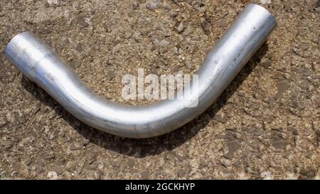 Eine hochwinkelige Ansicht eines 90-Grad-2-Zoll-Auspuffrohrs Stockfoto