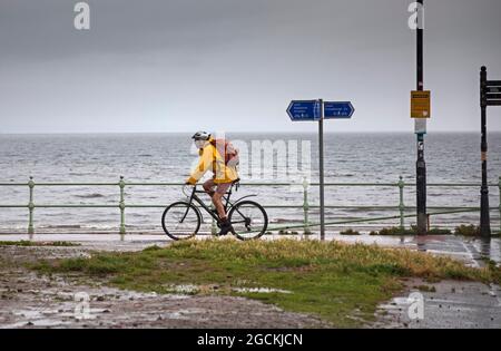 Portobello, Edinburgh, Schottland, UK Wetter. August 2021. Starke Regenschauer für die meisten des Tages nicht stoppen Menschen vom Besuch der Küste, Temperatur um 17 Grad Celsius.. Quelle: Arch White/Alamy Live News. Stockfoto