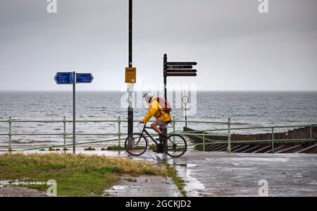 Portobello, Edinburgh, Schottland, UK Wetter. August 2021. Starke Regenschauer für die meisten des Tages nicht stoppen Menschen vom Besuch der Küste, Temperatur um 17 Grad Celsius.. Quelle: Arch White/Alamy Live News. Stockfoto