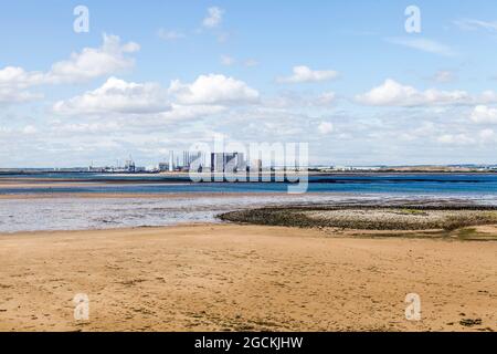 Hartlepool Nuclear Power Station und demisionierte Ölbohrinseln im Hafen von Seaton aus der Sicht von South Gare, Redcar, England, Großbritannien Stockfoto