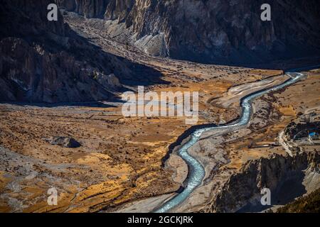 Drone Blick auf erstaunliche Landschaft von gebogenen Fluss fließt durch Tal in Himalaya Berge an sonnigen Tag in Nepal Stockfoto