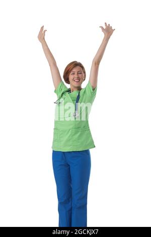 Glücklich fröhlich aufgeregt Frau Krankenschwester mit den Armen nach oben. Isoliert auf weißem Hintergrund. Stockfoto