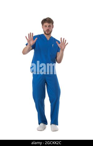 Junge männliche medizinische Krankenschwester Healthcare worker zeigt Stop-Zeichen isoliert auf weißem Hintergrund voller Länge Studio Porträt Stockfoto