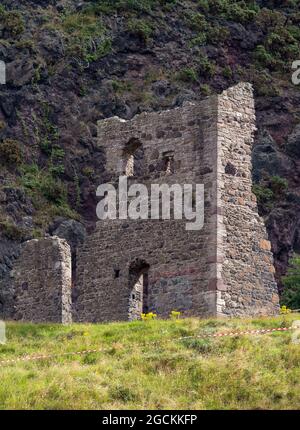 Die St. Anthony's Chapel ist eine Ruine im Queens Park, die aus dem 15.. Jahrhundert stammt und eng mit der Holyrood Abbey im Holyrood Palace verbunden war. Stockfoto