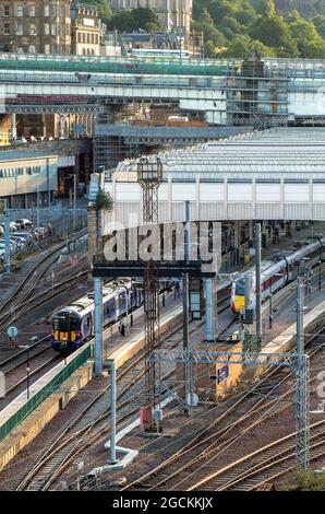 Züge am Bahnsteig Ankunft und Abfahrt von Edinburgh Waverley Station im Stadtzentrum, Edinburgh, Schottland, Großbritannien Stockfoto