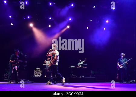 Roma, Italien. August 2021. Lo Stato Sociale durante il Concerto alla Cavea dell'Auditorium Parco della Musica, 8 Agosto 2021 Credit: Independent Photo Agency/Alamy Live News Stockfoto