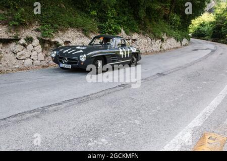 GOLA DEL FURLO, ITALIEN - 26. Mai 2017: Blick auf einen Mercedes-Benz 300 SL Oldtimer in Furlo, Italien Stockfoto