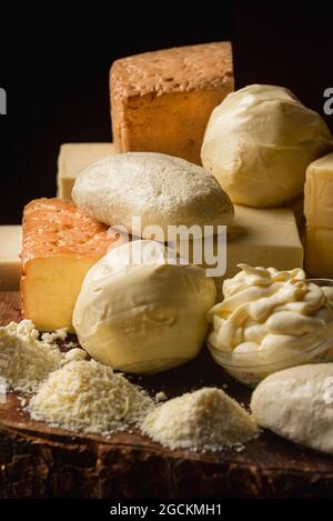 Sammlung von italienischen sortierten ganzen und geriebenen Käse auf Holztisch Stockfoto