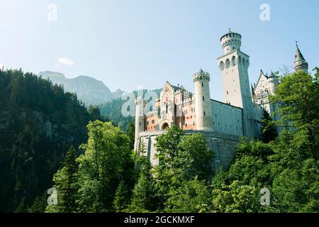 Bayern, Deutschland - Juli 22 2021: Das berühmte Wahrzeichen Schloss Neuschwanstein in den Bergen. Foto von diesem historischen Palast und Märchenschloss. Stockfoto