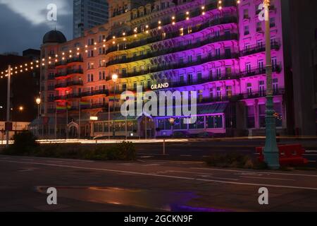 Nachtansicht des Grand Hotels in Brighton, Großbritannien während des LBGT-Wochenendes. Stockfoto