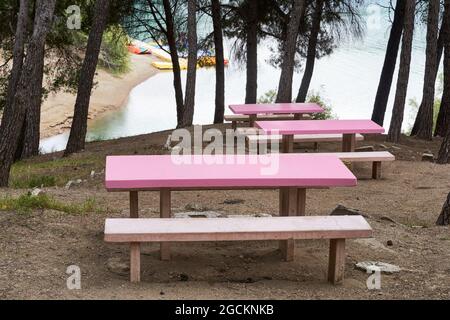 Rosafarbene Picknickbänke und Tische in Ardales zum Essen in der Region Guadalteba, Malaga, Andalusien. Spanien Stockfoto