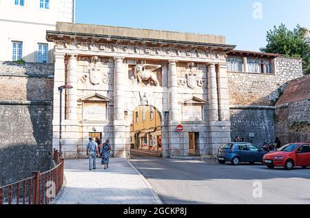 Das Landtor mit dem Löwen des heiligen Markus in Zadar. Zadar ist eine Stadt in Kroatien, dem historischen Zentrum Dalmatiens. Stockfoto