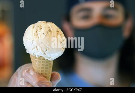 Am Sonntag, den 8. August 2021, zeigt Nick King auf einem Kegel beim Serendipity Ice Cream in Webster Groves, Missouri, eine Kugel Eis. Das Eis mit dem Namen „Show Me You're Nuts!“ wurde zu Ehren des Missouri 2021 Bicentennial Ice Cream Social am 10. August kreiert. Das spezielle ‘Show Me State' Ice Cream enthält den Geschmack von schwarzen Walnüssen aus Hammons in Stockton, Missouri, vermischt mit Belle Toffee aus Kansas City, das Missouri Northern Pekannüsse und noch 630 Bourbon aus Still 630 Distillery in St. Louis enthält. Foto von Bill Greenblatt/UPI Stockfoto