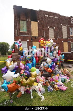 East St. Louis, Usa. August 2021. Vor einem Gebäude, in dem am Sonntag, dem 8. August 2021, in East St. Louis, Illinois, fünf Kinder getötet wurden, bleiben Ballons und ausgestopfte Tiere mit Brandlinenband. Die Polizei teilte mit, dass die fünf Kinder im Alter von 2 bis 9 Jahren allein in ihrer Wohnung zurückgelassen wurden, als sie am Freitag, dem 6. August 2021, Feuer fing. Polizei und Feuerwehr versuchen, die Ursache des Feuers zu ermitteln. Foto von Bill Greenblatt/UPI Credit: UPI/Alamy Live News Stockfoto