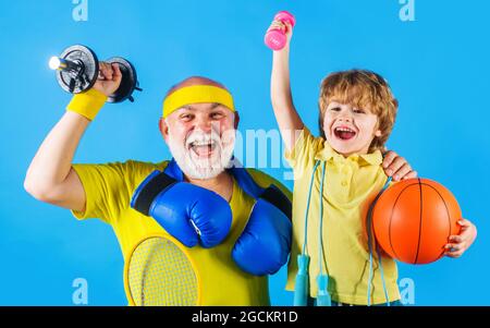 Großvater und Kind sportlich. Fröhlich und sportlich. Familie mit verschiedenen Sportgeräten. Gesunder Lebensstil. Stockfoto