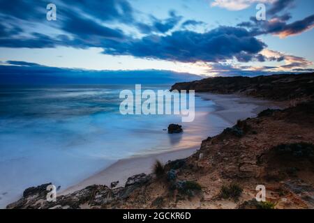 Der idyllische Number Sixteen Beach mit einem ankommenden Sturm in der Abenddämmerung in Rye, Victoria, Australien Stockfoto