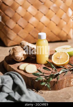 Ingwer Zitrus Schuss frischen immun stärkenden Saft in der Flasche Stockfoto