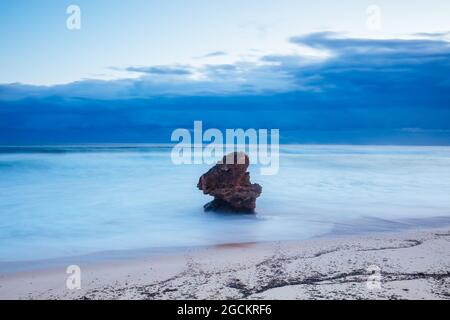 Der idyllische Number Sixteen Beach mit einem ankommenden Sturm in der Abenddämmerung in Rye, Victoria, Australien Stockfoto