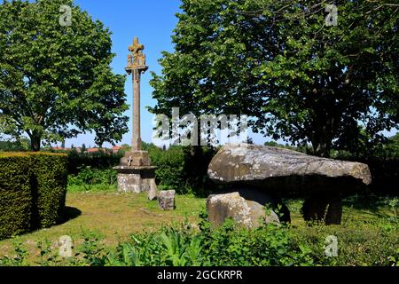 Das französische (bretonische) Granitkreuz aus Kalvarienberg und Dolmen aus dem 16. Jahrhundert am Carrefour des Roses Memorial des Ersten Weltkriegs in Boezinge (Ypern), Belgien Stockfoto