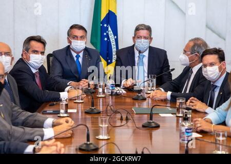 Brasilia, Brasilien. August 2021. An diesem Montag (09) wird Präsident Jair Bolsonaro in die Abgeordnetenkammer gehen, um die vorläufige Maßnahme von Auxílio Brasil, dem neuen Modell von Bolsa Família, zu übergeben. Der Abgeordnete wird dem Präsidenten der Kammer, Arthur Lira (PP-AL), übergeben. (Foto: Antonio Molina/Fotoarena) Quelle: Foto Arena LTDA/Alamy Live News Stockfoto