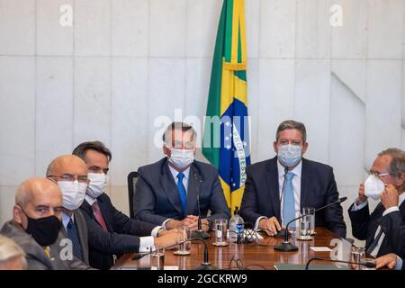 Brasilia, Brasilien. August 2021. An diesem Montag (09) wird Präsident Jair Bolsonaro in die Abgeordnetenkammer gehen, um die vorläufige Maßnahme von Auxílio Brasil, dem neuen Modell von Bolsa Família, zu übergeben. Der Abgeordnete wird dem Präsidenten der Kammer, Arthur Lira (PP-AL), übergeben. (Foto: Antonio Molina/Fotoarena) Quelle: Foto Arena LTDA/Alamy Live News Stockfoto