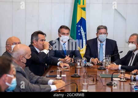 Brasilia, Brasilien. August 2021. An diesem Montag (09) wird Präsident Jair Bolsonaro in die Abgeordnetenkammer gehen, um die vorläufige Maßnahme von Auxílio Brasil, dem neuen Modell von Bolsa Família, zu übergeben. Der Abgeordnete wird dem Präsidenten der Kammer, Arthur Lira (PP-AL), übergeben. (Foto: Antonio Molina/Fotoarena) Quelle: Foto Arena LTDA/Alamy Live News Stockfoto