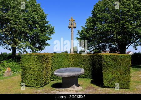 Das Kreuz aus französischem (bretonischem) Granit aus dem 16. Jahrhundert von Golgatha und die Karte der Region am Carrefour des Roses Memorial des Ersten Weltkriegs in Boezinge (Ypern), Belgien Stockfoto