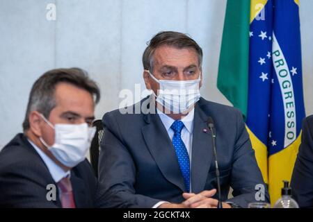 Brasilia, Brasilien. August 2021. An diesem Montag (09) wird Präsident Jair Bolsonaro in die Abgeordnetenkammer gehen, um die vorläufige Maßnahme von Auxílio Brasil, dem neuen Modell von Bolsa Família, zu übergeben. Der Abgeordnete wird dem Präsidenten der Kammer, Arthur Lira (PP-AL), übergeben. Auf dem Foto, Predidente Jair Bolsonaro und Ciro Gomes. (Foto: Antonio Molina/Fotoarena) Quelle: Foto Arena LTDA/Alamy Live News Stockfoto