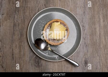 Treacle Tarte mit einer Kugel Vanilleeis darauf. Stockfoto