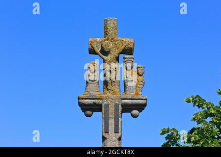 Nahaufnahme des französischen (bretonischen) Granitkreuzes von Calvary aus dem 16. Jahrhundert am Carrefour des Roses Memorial des Ersten Weltkriegs in Boezinge (Ypern), Belgien Stockfoto