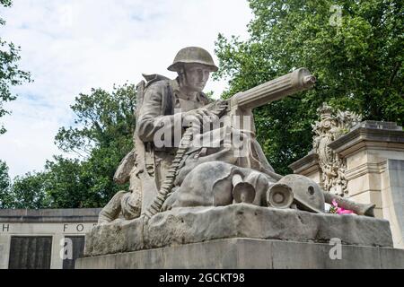 Statue eines Maschinengewehrschützen am Kriegsdenkmal im Stadtzentrum von Portsmouth. Stockfoto