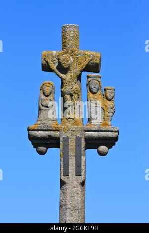 Nahaufnahme des französischen (bretonischen) Granitkreuzes von Calvary aus dem 16. Jahrhundert am Carrefour des Roses Memorial des Ersten Weltkriegs in Boezinge (Ypern), Belgien Stockfoto