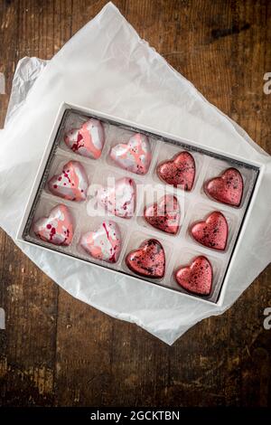 Draufsicht auf süße bunte Schokolade Bonbons in Box auf Holztisch platziert Stockfoto
