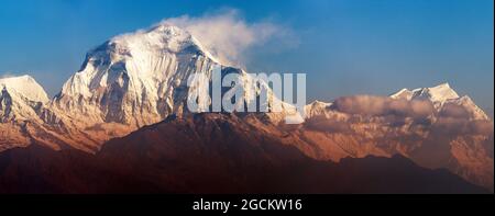 Am Morgen Panoramablick auf den Mount Dhaulagiri vom Aussichtspunkt Poon Hill, Nepal Stockfoto