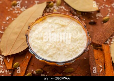 Beliebte indische Dessert "kheer", "payesh" in Bengali.Made aus Reis, Milch und Zucker. Stockfoto