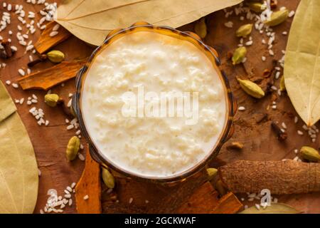 Beliebte indische Dessert "kheer", "payesh" in Bengali.Made aus Reis, Milch und Zucker. Stockfoto