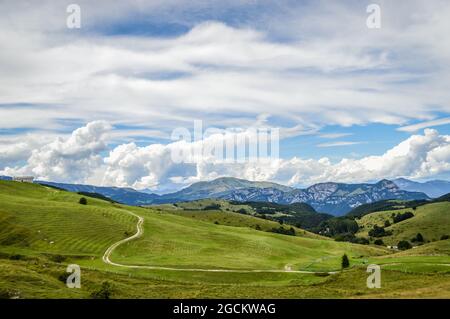 Fantastische Landschaft mit Pfad, der zu einer Hütte vom Pass Fittanze Di Sega aus gesehen ansteigt, in Lessinia, in der Nähe von Verona in Italien Stockfoto