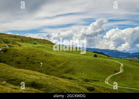 Fantastische Landschaft mit Pfad, der zu einer Hütte vom Pass Fittanze Di Sega aus gesehen ansteigt, in Lessinia, in der Nähe von Verona in Italien Stockfoto