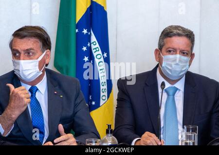 Brasilia, Brasilien. August 2021. An diesem Montag (09) wird Präsident Jair Bolsonaro in die Abgeordnetenkammer gehen, um die vorläufige Maßnahme von Auxílio Brasil, dem neuen Modell von Bolsa Família, zu übergeben. Der Abgeordnete wird dem Präsidenten der Kammer, Arthur Lira (PP-AL), übergeben. Auf dem Foto, Predidente Jair Bolsonaro und Arthur Lira. (Foto: Antonio Molina/Fotoarena) Quelle: Foto Arena LTDA/Alamy Live News Stockfoto