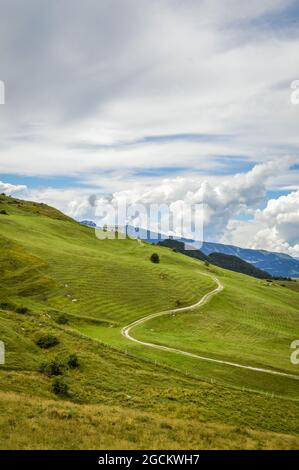 Fantastische Landschaft mit Pfad, der zu einer Hütte vom Pass Fittanze Di Sega aus gesehen ansteigt, in Lessinia, in der Nähe von Verona in Italien Stockfoto