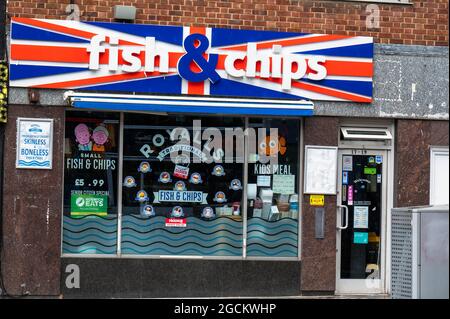 Fish and Chip Shop in Norwich mit einer Union Jack-Flagge als Werbelogo über dem Gelände. Stockfoto