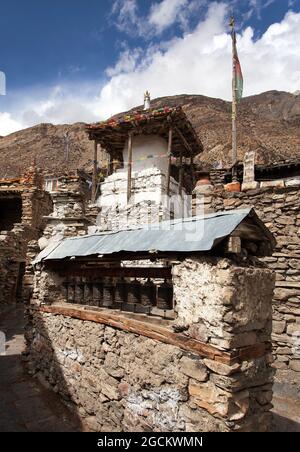 Stupa und Gebetsräder Wand in Manang villlage, eines der besten Dörfer in rund Annapurna Circuit Trekking Trail Route, Nepal Stockfoto