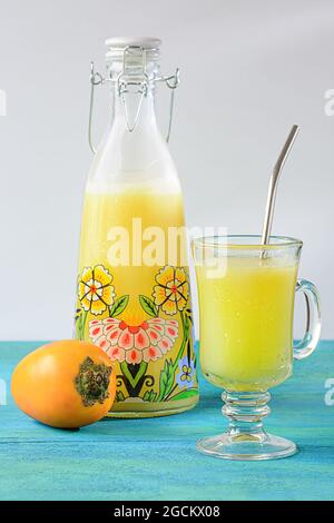 Vorderansicht von Cocona-Saft in einer Glas- und Glasflasche auf dem Tisch Stockfoto
