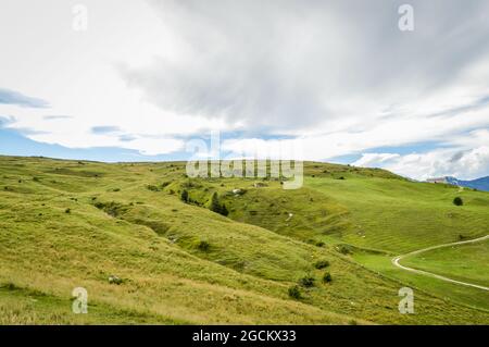 Fantastische Landschaft mit Pfad, der zu einer Hütte vom Pass Fittanze Di Sega aus gesehen ansteigt, in Lessinia, in der Nähe von Verona in Italien Stockfoto