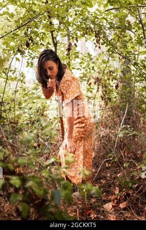 Outdoor-Porträt einer schönen Brünette Frau trägt ein Kleid Im Wald Stockfoto