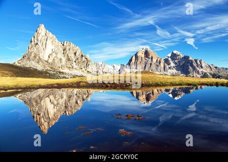 Blick vom Passo Giau Berg Ra Gusela vom Nuvolau Gruppe und Tofana oder Le Tofane Gruppe mit Wolken, Berge, die Spiegelung im See, Dolomiten, Italien Stockfoto