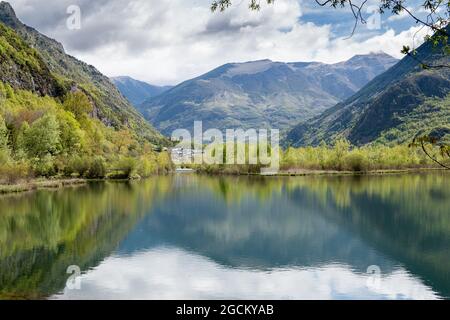 Spektakuläre Landschaft von ruhigen Teich in felsigen Hochland in den Pyrenäen im Sommer gelegen Stockfoto