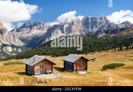 Kleine Holzhütte in den dolomitengebirgen, italienische dolomiten, Italien Stockfoto